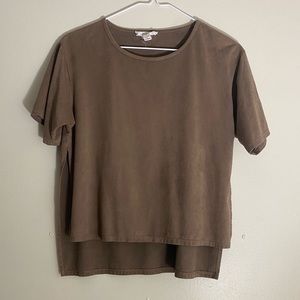 Cute brown tshirt like crop top.